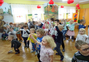 Dzieci tańczą swobodnie